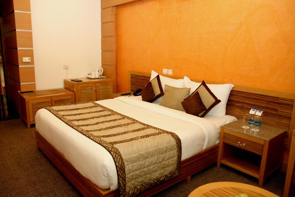 נוידה Hotel Saffron Kiran מראה חיצוני תמונה