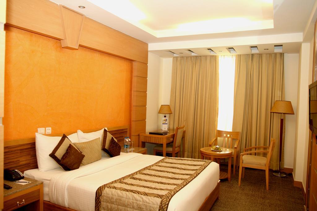נוידה Hotel Saffron Kiran מראה חיצוני תמונה