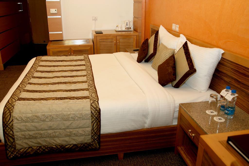 נוידה Hotel Saffron Kiran מראה חיצוני תמונה