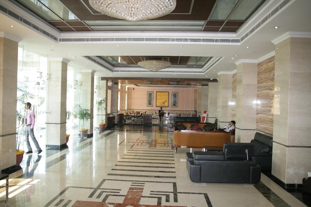 נוידה Hotel Saffron Kiran מראה חיצוני תמונה