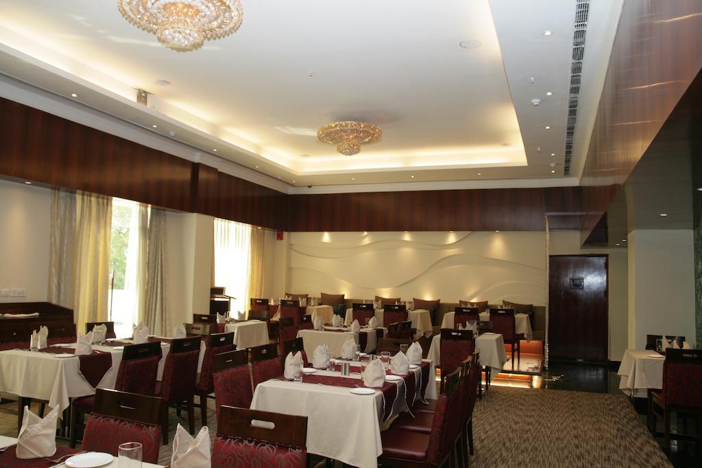 נוידה Hotel Saffron Kiran מראה חיצוני תמונה