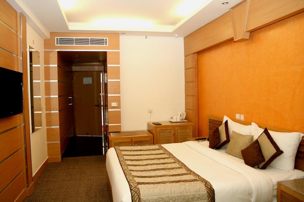 נוידה Hotel Saffron Kiran מראה חיצוני תמונה