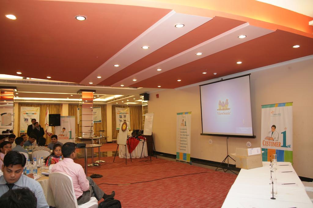 נוידה Hotel Saffron Kiran מראה חיצוני תמונה