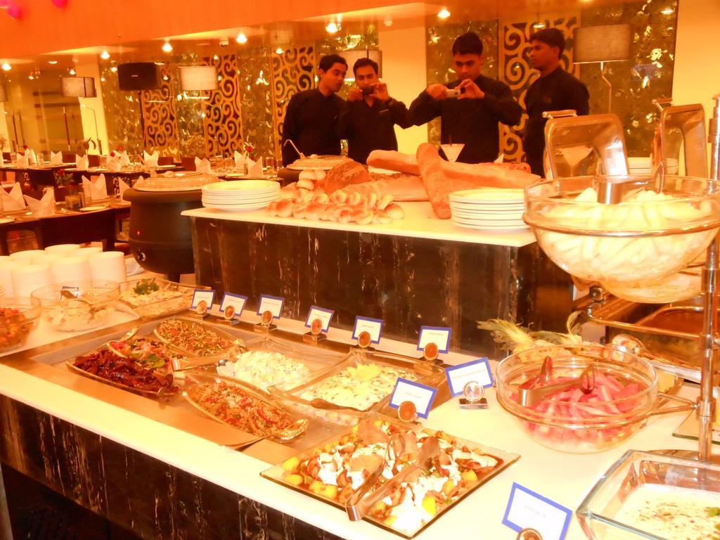 נוידה Hotel Saffron Kiran מראה חיצוני תמונה