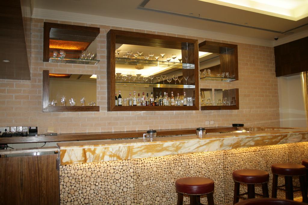 נוידה Hotel Saffron Kiran מראה חיצוני תמונה