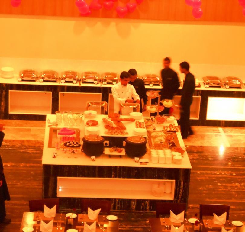 נוידה Hotel Saffron Kiran מראה חיצוני תמונה
