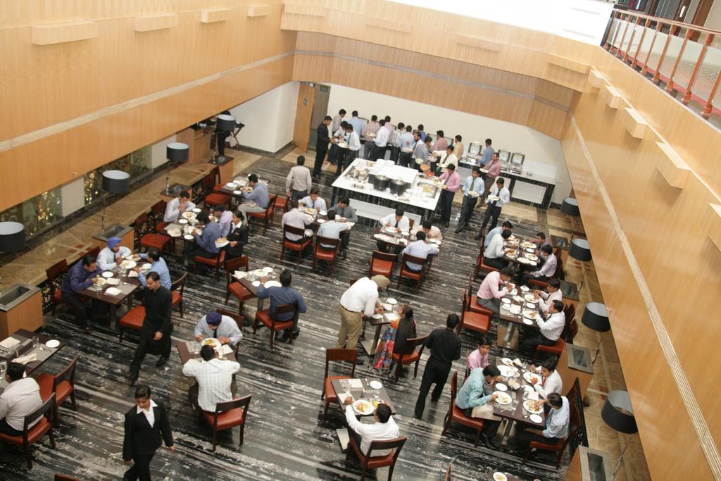 נוידה Hotel Saffron Kiran מראה חיצוני תמונה