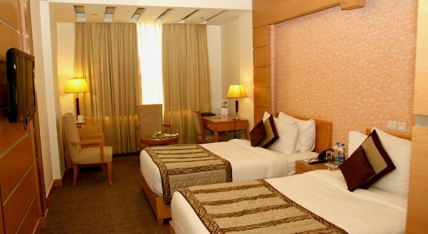 נוידה Hotel Saffron Kiran מראה חיצוני תמונה