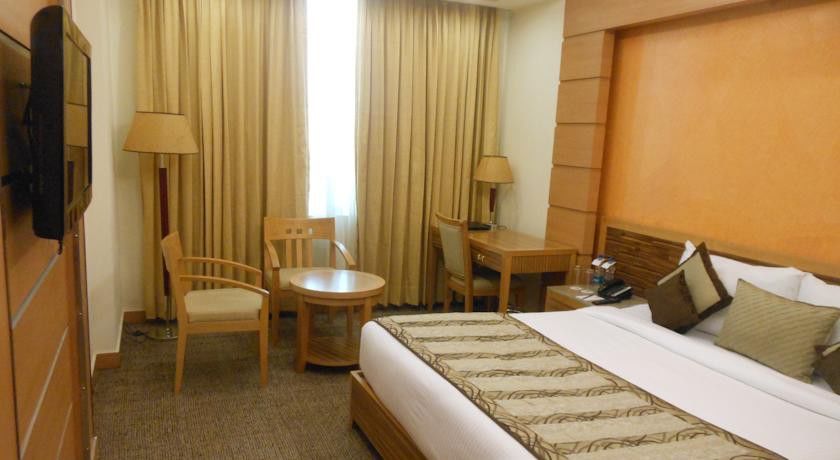 נוידה Hotel Saffron Kiran מראה חיצוני תמונה