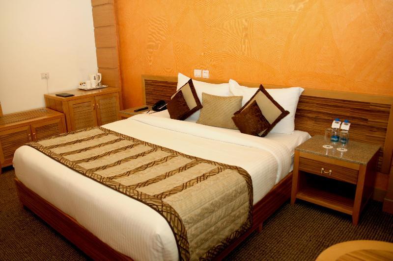 נוידה Hotel Saffron Kiran מראה חיצוני תמונה